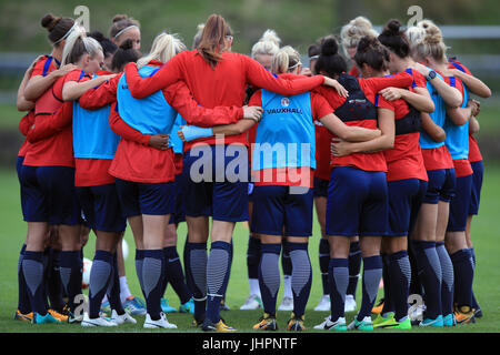 England-Team huddle während einer Trainingseinheit bei Sporting 70, Utrecht, Niederlande. Stockfoto