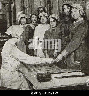 Frauen Munition Fabrikarbeiter Kauf von Eintrittskarten für Kantine Erfrischungen Stockfoto