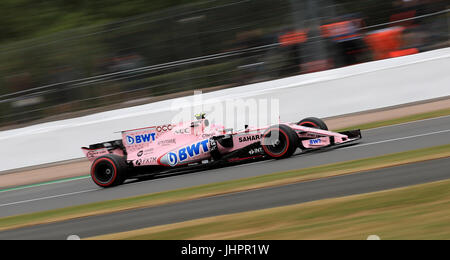 Indiens Esteban Ocon während des zweiten Trainings des 2017 British Grand Prix in Silverstone, Towcester zu erzwingen. Stockfoto