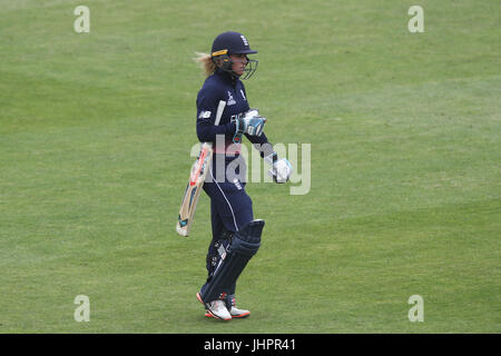 England Frauen Lauren Winfield geht weg, nachdem er von West Indies Frauen Hayley Matthews in der ICC-Frauen-WM-Spiel auf dem The County Ground, Bristol erwischt. Stockfoto