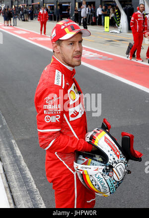 Ferari Sebastian Vettel nach der Qualifikation in der zweiten Position in der Qualifikation für das Jahr 2017 British Grand Prix in Silverstone, Towcester. Stockfoto