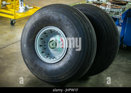 VELIKA GORICA, Kroatien - 13. Mai 2017: Zwei Goodyear Reifen bei der Canadair Überholung in den AIRVG2017 der Luftfahrt-Tag in Velika Gorica. Stockfoto