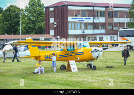 VELIKA GORICA, Kroatien - 13. Mai 2017: Menschen, die Besichtigung der Cessna 150 Flugzeuge an die AIRVG2017 des Luftfahrt-Tages in Velika Gorica. Stockfoto