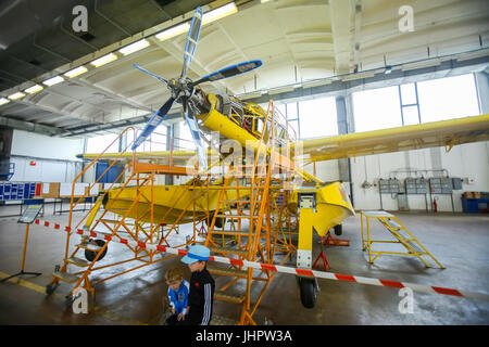 VELIKA GORICA, KROATIEN - 13. MAI 2017: Leute Sehenswürdigkeiten ein canadair bei Wartung Hangar am AIRVG 2017, die Aviation Day in Velika Gorica, Kroatien Stockfoto