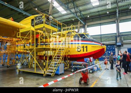 VELIKA GORICA, Kroatien - 13. Mai 2017: Menschen, die Besichtigung der Canadair an Wartung Hangar an der AIRVG2017 des Luftfahrt-Tages in Velika Gorica, Kroatien Stockfoto