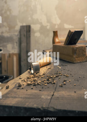 Hölzerne Arbeitskraft Tools auf einer alten Werkbank in einer Tischlerei Stockfoto