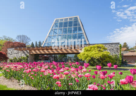 NIAGARA FALLS, ONTARIO, KANADA - 14. MAI 2017: Außenansicht des Floral Showhouse im Frühjahr im Niagara Park. Stockfoto