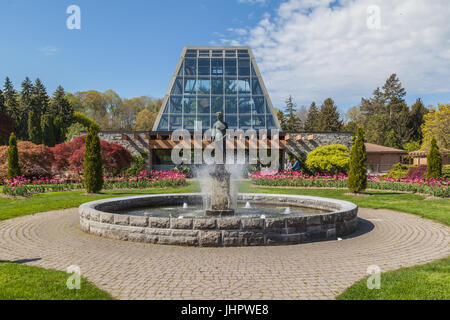 NIAGARA FALLS, ONTARIO, KANADA - 14. MAI 2017: Außenansicht des Floral Showhouse im Frühjahr im Niagara Park. Stockfoto