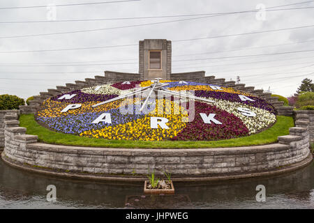 NIAGARA FALLS, ONTARIO, KANADA - 14. MAI 2017: Floral Clock in Niagara Parks, Niagara Falls, Kanada im Frühjahr. Stockfoto