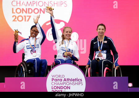 Großbritanniens Hannah Cockroft (Mitte) mit ihrer Goldmedaille, Großbritanniens Kare Adenegan (links) mit ihrer Silbermedaille und USAs Alexa Halko (rechts) mit ihrer Bronzemedaille auf dem Podium nach der Frauen 100m T34 tagsüber zwei der 2017 Para Leichtathletik-Weltmeisterschaften in London Stadion. Stockfoto