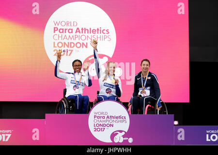 Großbritanniens Hannah Cockroft (Mitte) mit ihrer Goldmedaille, Großbritanniens Kare Adenegan (links) mit ihrer Silbermedaille und USAs Alexa Halko (rechts) mit ihrer Bronzemedaille auf dem Podium nach der Frauen 100m T34 tagsüber zwei der 2017 Para Leichtathletik-Weltmeisterschaften in London Stadion. Stockfoto