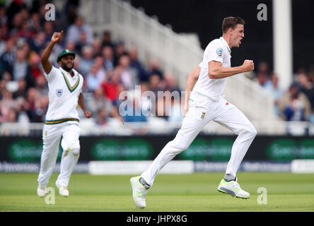 Südafrikas Morne Morkel (rechts) feiert dem Wicket Englands Joe Root tagsüber nehmen zwei der zweiten Investec Testspiel an der Nottingham Trent Bridge. Stockfoto