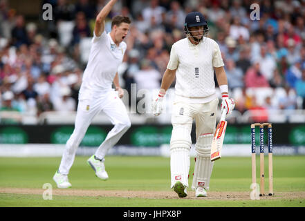 Südafrikas Morne Morkel (links) feiert dem Wicket Englands Joe Root tagsüber nehmen zwei der zweiten Investec Testspiel an der Nottingham Trent Bridge. Stockfoto