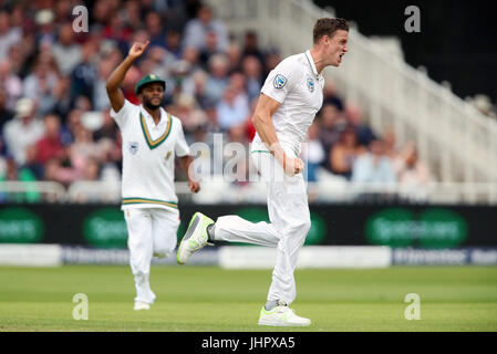 Südafrikas Morne Morkel (rechts) feiert dem Wicket Englands Joe Root tagsüber nehmen zwei der zweiten Investec Testspiel an der Nottingham Trent Bridge. Stockfoto