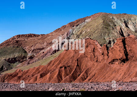 Rainbow Valley in der Atacama-Wüste in Chile. Die mineralischen reichen Felsen des Gebirges Domeyko geben dem Tal der bunten Farben von rot auf grün. Stockfoto