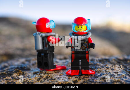 Paphos, Zypern - 9. Oktober 2016 zwei Lego Taucher Minifiguren auf Meer Felsen stehen. Stockfoto