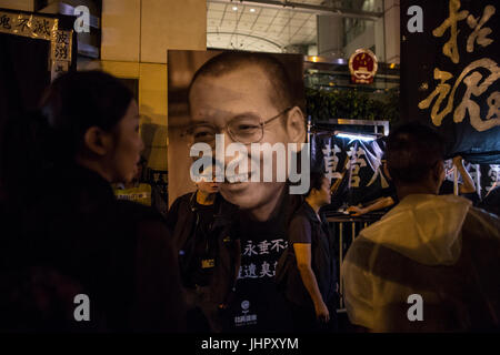 Hong Kong, Hong Kong. 15. Juli 2017. Menschen verbinden den Protest an das chinesische Verbindungsbüro in Sai Wan, Hong Kong nach dem Tod des chinesischen Friedensnobelpreisträger Liu Xiaobo zu trauern. Menschen halten Kerze unter schweren Regen Trauer über den Tod von Liu Xiaobo und auch anspruchsvolle China Regierung um Lau es Frau Liu Xia freizugeben. Bildnachweis: Chan Long Hei/Pacific Press/Alamy Live-Nachrichten Stockfoto