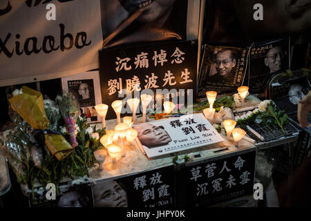 Hong Kong, Hong Kong. 15. Juli 2017. Menschen verbinden den Protest an das chinesische Verbindungsbüro in Sai Wan, Hong Kong nach dem Tod des chinesischen Friedensnobelpreisträger Liu Xiaobo zu trauern. Menschen halten Kerze unter schweren Regen Trauer über den Tod von Liu Xiaobo und auch anspruchsvolle China Regierung um Lau es Frau Liu Xia freizugeben. Bildnachweis: Chan Long Hei/Pacific Press/Alamy Live-Nachrichten Stockfoto