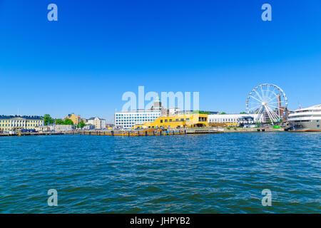 HELSINKI, Finnland - 15. Juni 2017: Szene auf den südlichen Hafen, mit einer Fähre Schiff, die Russisch-orthodoxe Uspenski Kathedrale, den SkyWheel, einheimischen und vis Stockfoto