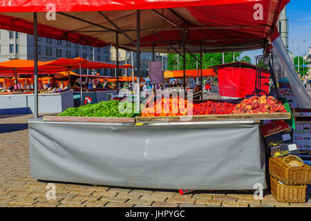 HELSINKI, Finnland - 16. Juni 2017: Szene auf dem Marktplatz Süd Hafen bei Einheimischen und Besuchern in Helsinki, Finnland Stockfoto