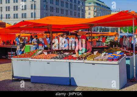 HELSINKI, Finnland - 16. Juni 2017: Szene auf dem Marktplatz Süd Hafen bei Einheimischen und Besuchern in Helsinki, Finnland Stockfoto