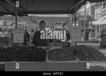 HELSINKI, Finnland - 16. Juni 2017: Szene auf dem Marktplatz Süd Hafen bei Einheimischen und Besuchern in Helsinki, Finnland Stockfoto