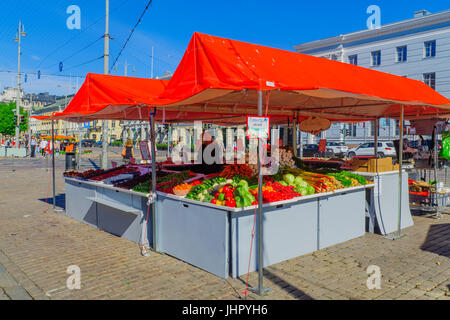 HELSINKI, Finnland - 16. Juni 2017: Szene auf dem Marktplatz Süd Hafen bei Einheimischen und Besuchern in Helsinki, Finnland Stockfoto