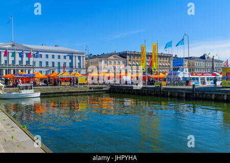 HELSINKI, Finnland - 16. Juni 2017: Szene auf dem Marktplatz Süd Hafen bei Einheimischen und Besuchern in Helsinki, Finnland Stockfoto