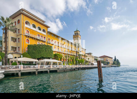 DEN GARDASEE GARDONE DIE GRAND HOTAL AM WASSER Stockfoto