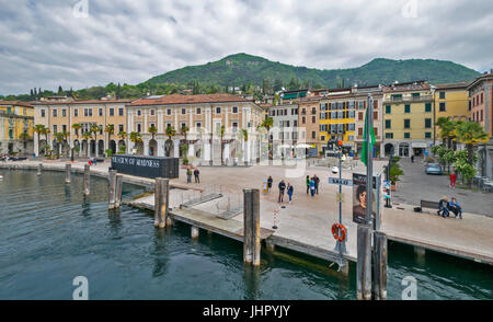 DEN GARDASEE SALO STEG UND HAUPTPLATZ Stockfoto