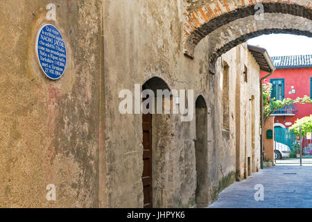 GARDASEE SIRMIONE BLAUE TAFEL ZUM GEDENKEN AN DAS LEBEN VON NAOMI JACOB Stockfoto