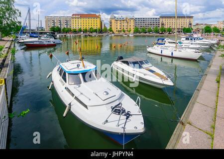 HELSINKI, Finnland - 16. Juni 2017: Blick auf das Hietalahti Becken, mit verschiedenen Booten, einheimische und Besucher, in Helsinki, Finnland Stockfoto