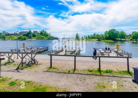 HELSINKI, Finnland - 16. Juni 2017: Szene der Merisatama Promenade, bei Einheimischen und Besuchern in Helsinki, Finnland Stockfoto