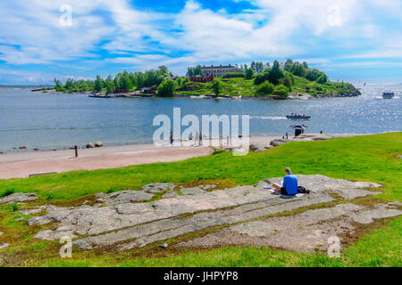 HELSINKI, Finnland - 16. Juni 2017: Szene der Merisatama Promenade, bei Einheimischen und Besuchern in Helsinki, Finnland Stockfoto