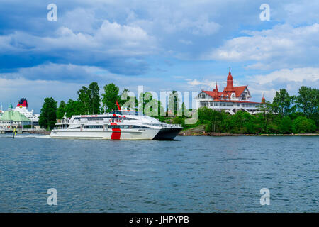 HELSINKI, Finnland - 16. Juni 2017: Blick auf die Insel Luoto und Fähren in Helsinki, Finnland Stockfoto