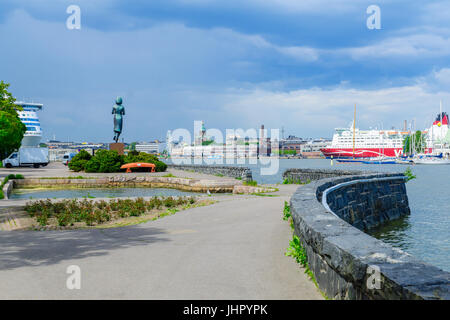 HELSINKI, Finnland - 16. Juni 2017: The Rauhanpatsas (Statue des Friedens) und den südlichen Hafen in Helsinki, Finnland Stockfoto