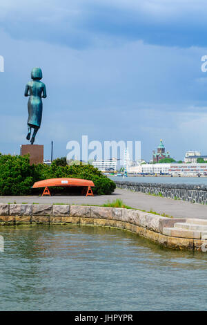 HELSINKI, Finnland - 16. Juni 2017: The Rauhanpatsas (Statue des Friedens) und den südlichen Hafen in Helsinki, Finnland Stockfoto