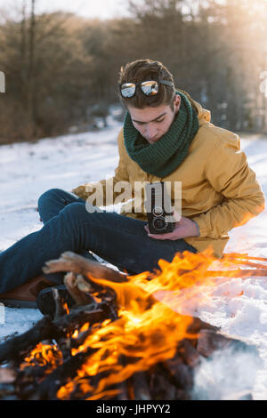 Brennholz, Lagerfeuer Makrofoto mit selektiven Fokus brennen. Stockfoto