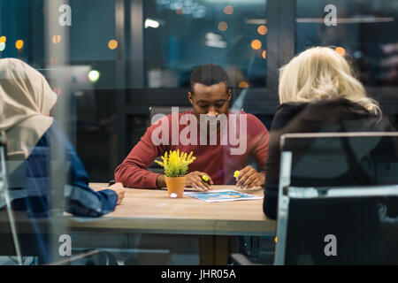 Kollegen, die Überstunden im Büro. Arbeiten in einer Nachtschicht im Büro. Stockfoto
