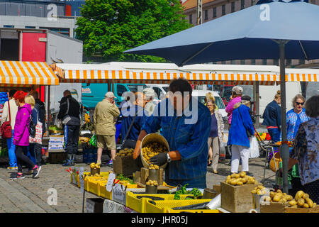 TURKU, Finnland - 23. Juni 2017: Szene auf dem Marktplatz, mit verschiedenen Ständen, Käufern und Verkäufern, in Turku, Finnland Stockfoto