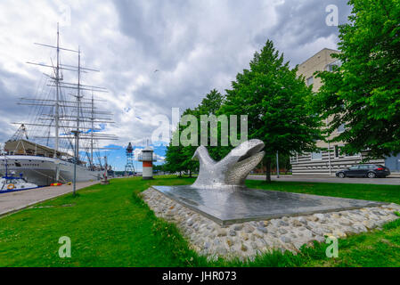 TURKU, Finnland - 23. Juni 2017: Blick auf die Symbiose-Skulptur und die Ufer des Flusses Aura in Turku, Finnland Stockfoto