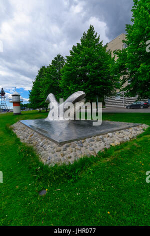 TURKU, Finnland - 23. Juni 2017: Blick auf die Symbiose-Skulptur und die Ufer des Flusses Aura in Turku, Finnland Stockfoto