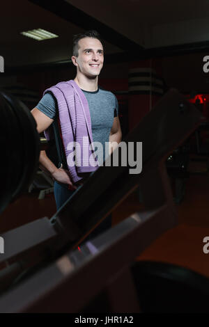 Porträt eines körperlich Fit im modernen Fitness-Center Stockfoto