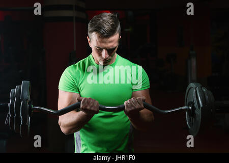 Porträt eines körperlich Fit im modernen Fitness-Center Stockfoto