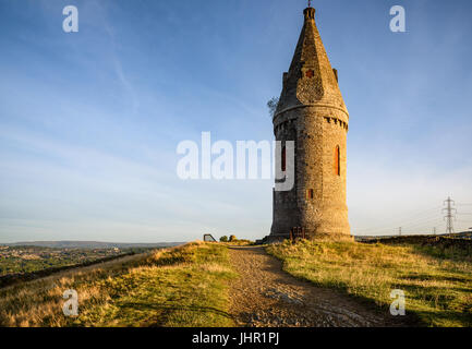 Hartshead Pike ist ein Hügel im Tameside in Greater Manchester, England, und sein Name ist verbunden mit dem Denkmal auf dem Gipfel. Stockfoto