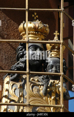 Barocke Statue der schwarzen Madonna am Haus der schwarzen Madonna (Dům u Černé Matky Boží) in Staré Město (Altstadt) in Prag, Tschechien. Das Gebäude, entworfen von tschechischen modernistischen Architekten Josef Gočár im kubistischen Stil 1911 und 1912 gebaut wurde. Stockfoto