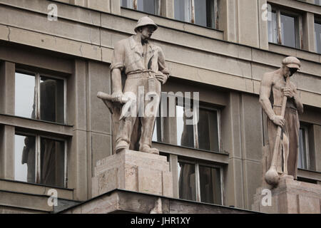 Statuen von Bergmann (L) und ein Glasbläser (R) des tschechischen Bildhauers Josef Mařatka auf den Bau von Úrazová Pojišťovna Dělnická pro Čechy (Arbeitsplatz Accident Insurance Company für Böhmen) im Stadtteil Holešovice in Prag, Tschechien. Das Gebäude, entworfen von tschechischen Architekten Jaroslav Rössler 1926-1929 gebaut wurde. Stockfoto