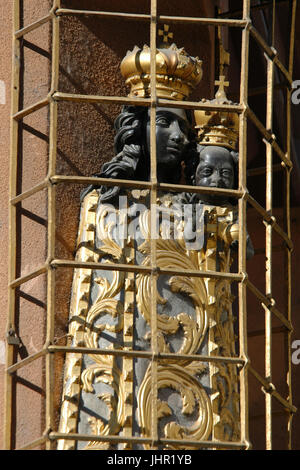 Barocke Statue der schwarzen Madonna am Haus der schwarzen Madonna (Dům u Černé Matky Boží) in Staré Město (Altstadt) in Prag, Tschechien. Das Gebäude, entworfen von tschechischen modernistischen Architekten Josef Gočár im kubistischen Stil 1911 und 1912 gebaut wurde. Stockfoto