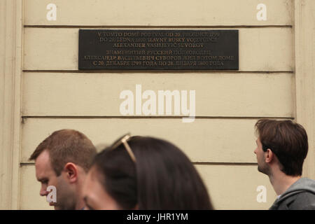 Fußgänger kommen an der Gedenktafel vorbei, die dem russischen Militärkommandanten Alexander Suworow gewidmet ist und auf dem Haus, in dem er sich von Dezember 1799 bis Januar 1800 in der Národní-Straße in Nové Město (Neustadt) in Prag, Tschechien, aufhielt. Text auf Tschechisch und Russisch bedeutet: Der berühmte russische Militärführer Alexander Wassiljewitsch Suworow lebte in diesem Haus vom 20. Dezember 1799 bis zum 28. Januar 1800. Die vom tschechischen Bildhauer Pavel Filip entworfene Gedenktafel wurde am 20. September 2002 enthüllt. Stockfoto