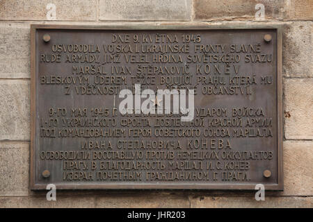 Gedenktafel gewidmet zur Befreiung von Prag durch die Rote Armee am 9. Mai 1945 installiert am alten Rathaus (Staroměstská Radnice) auf dem Altstädter Ring in Prag, Tschechien. Text in Tschechisch und Russisch bedeutet: am 9. Mai 1945, die Truppen der 1. ukrainischen Front der tapferen Roten Armee unter dem Kommando des Helden der Sowjetunion Marschall Ivan Konev ungestümen befreit Prag, die kaum gegen die deutschen Invasoren rebelliert wurde. Aus Dankbarkeit wurde Marschall Ivan Konev zum Ehrenbürger von Prag werden gewählt. Stockfoto